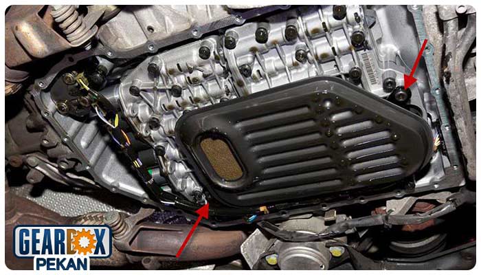 کثیف بودن فیلتر روغن از دلایل تقه زدن گیربکس