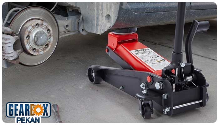 جک زدن خودرو برای تعویض روغن