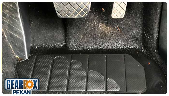 نشتی آب رادیاتور بخاری زیر پای راننده 1 نشانه های خرابی و نشتی آب رادیاتور بخاری چیست؟