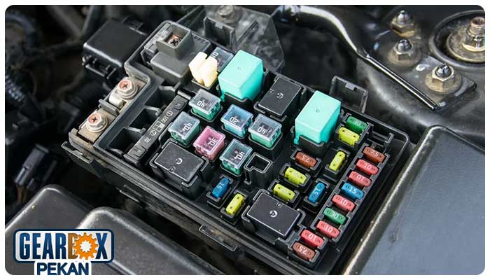 علت سوختن فیوز چراغ پشت آمپر